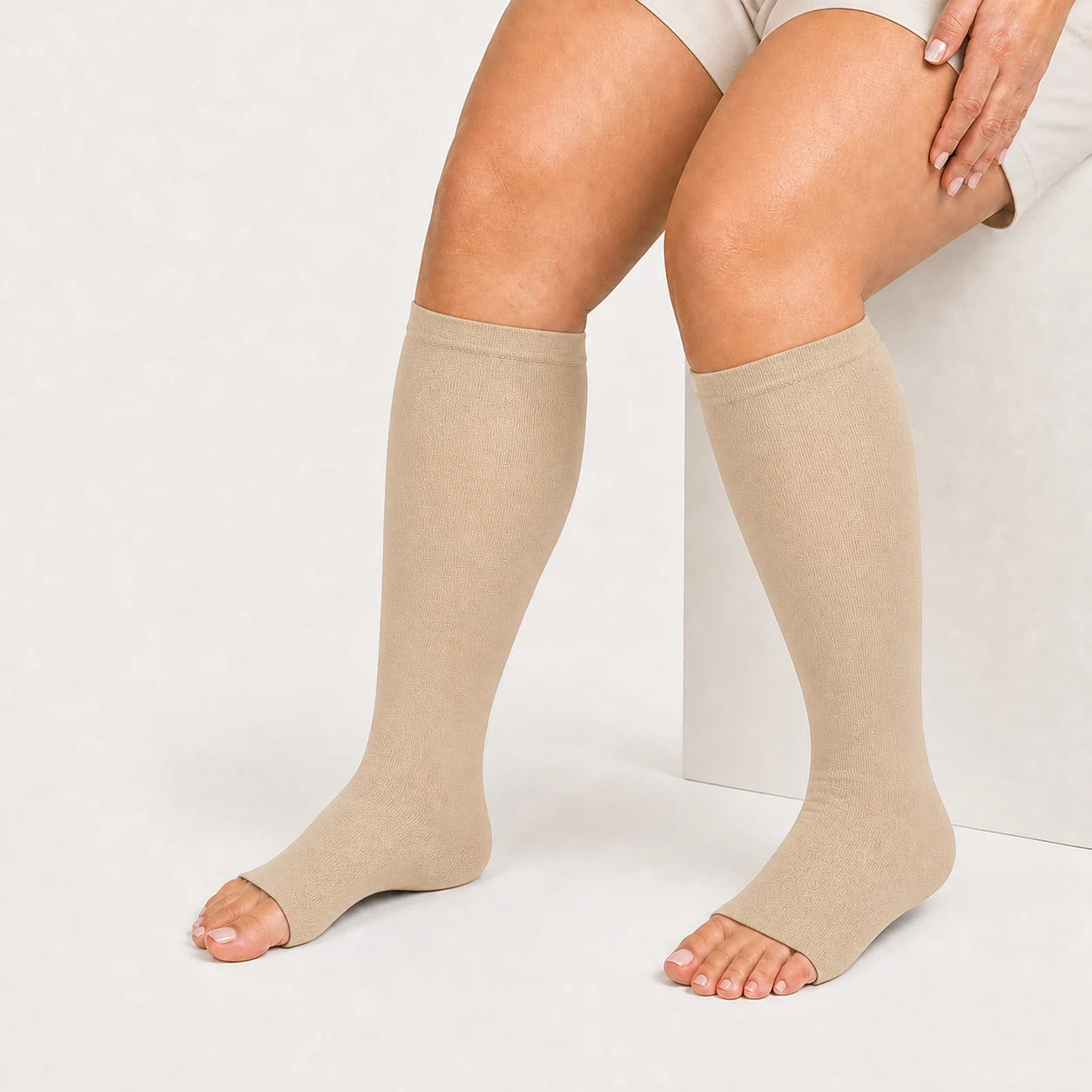 Calcetines de compresión de bambú sin punta KIMA en beige suave