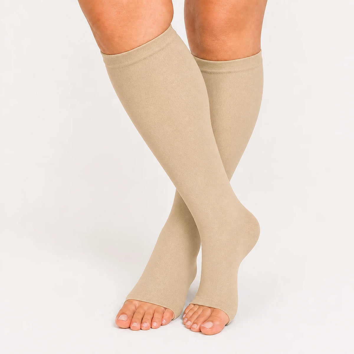 Detalle de calcetines sin punta KIMA beige suave